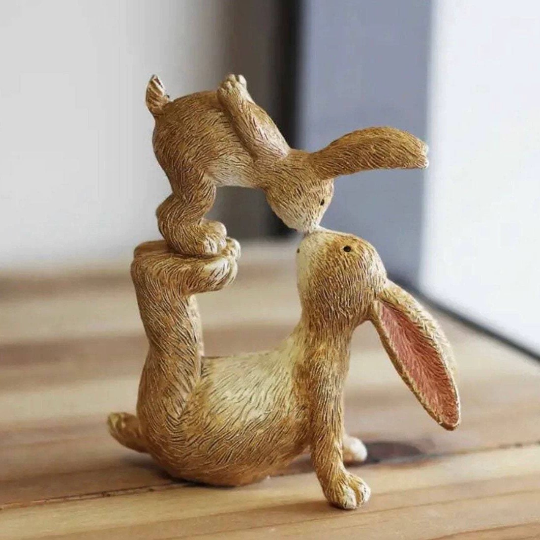 Kiss Rabbit Statue Representin - đánh giá và giá Home Office Representative